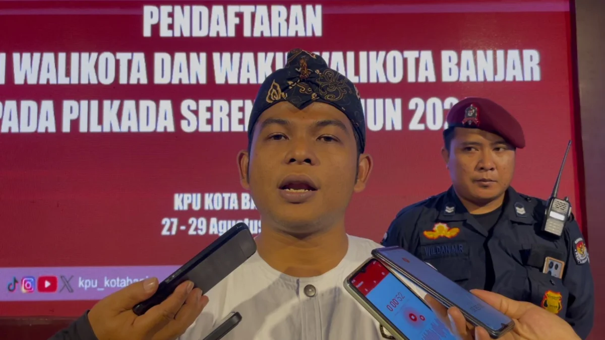 Ketua KPU Kota Banjar Muhammad Mukhlis saat diwawancara awal media belum lama ini. (Cecep Herdi/Jabar Ekspres)