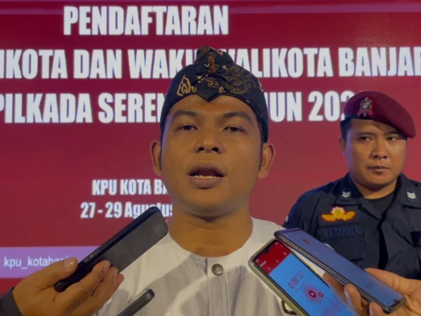 Ketua KPU Kota Banjar Muhammad Mukhlis saat diwawancara awal media belum lama ini. (Cecep Herdi/Jabar Ekspres)