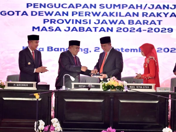 Pj Gubernur Jawa Barat Bey Machmudin menghadiri Rapat Paripurna DPRD Jawa Barat dalam Rangka Pengucapan Sumpah/Janji Anggota DPRD Provinsi Jabar Masa Jabatan 2024-2029 di Gedung Merdeka, Kota Bandung, Senin (2/9/2024).(Foto: Biro Adpim Jabar/Humas DPRD Jabar)