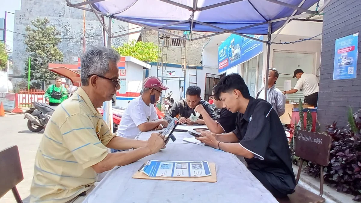 Proses pendaftaran barcode QR untuk pembelian bahan bakar Pertalite, di stan yang disediakan SPBU di Kota Cimahi, Selasa (3/9). (Mong/Jabar Ekspres)