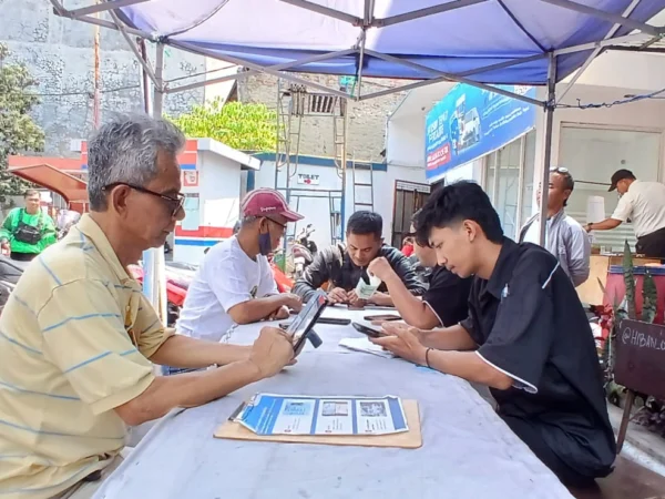 Proses pendaftaran barcode QR untuk pembelian bahan bakar Pertalite, di stan yang disediakan SPBU di Kota Cimahi, Selasa (3/9). (Mong/Jabar Ekspres)