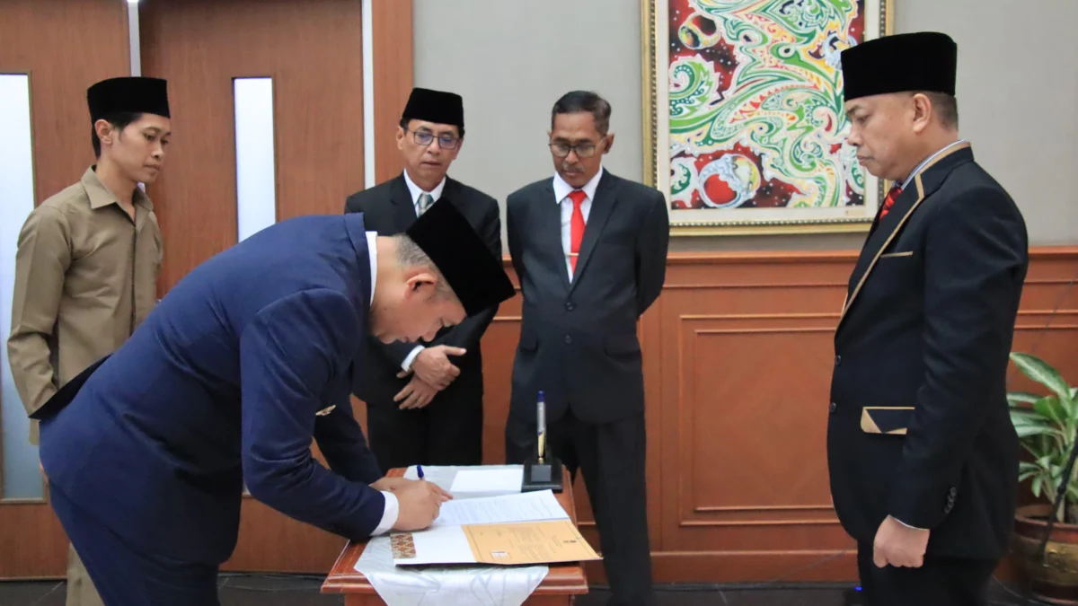 Pj Bupati Bandung Barat, Ade Zakir (kiri) saat menandatangani surat keputusan (SK) rotasi, mutasi, dan promosi jabatan di lingkungan Pemda KBB. Senin (2/9). Dok Jabar Ekspres