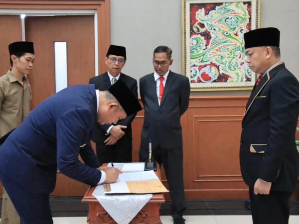 Pj Bupati Bandung Barat, Ade Zakir (kiri) saat menandatangani surat keputusan (SK) rotasi, mutasi, dan promosi jabatan di lingkungan Pemda KBB. Senin (2/9). Dok Jabar Ekspres