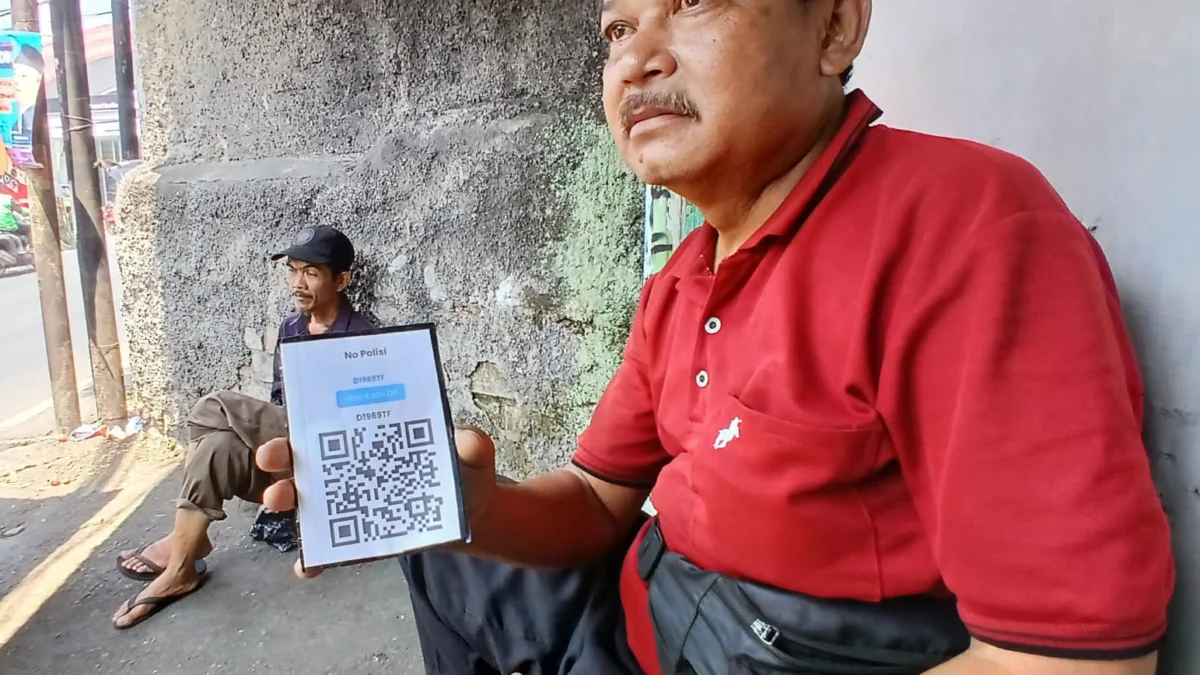 Doc. Sejumlah Supir Angkutan Umum di Kota Cimahi Menunjukan Code QR Pertamina untuk Membeli Bahan Bakar Jenis Pertalite (Mong)