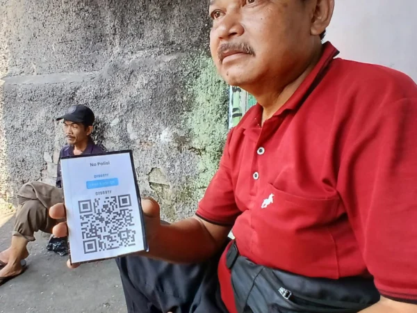 Doc. Sejumlah Supir Angkutan Umum di Kota Cimahi Menunjukan Code QR Pertamina untuk Membeli Bahan Bakar Jenis Pertalite (Mong)