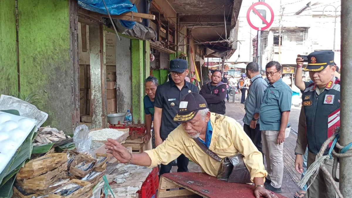 Pj Wali Kota Bogor, Hery Antasari bersama jajaran saat melakukan penertiban PKL di kawasan Jalan Pedati, Bogor Tengah, Selasa (3/9). (Yudha Prananda / Jabar Ekspres)