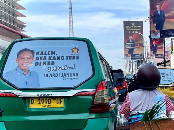 Ilustrasi. Keca angkot bagian belakang di Padalarang, Bandung Barat ditempeli stiker. Dok Jabar Ekspres