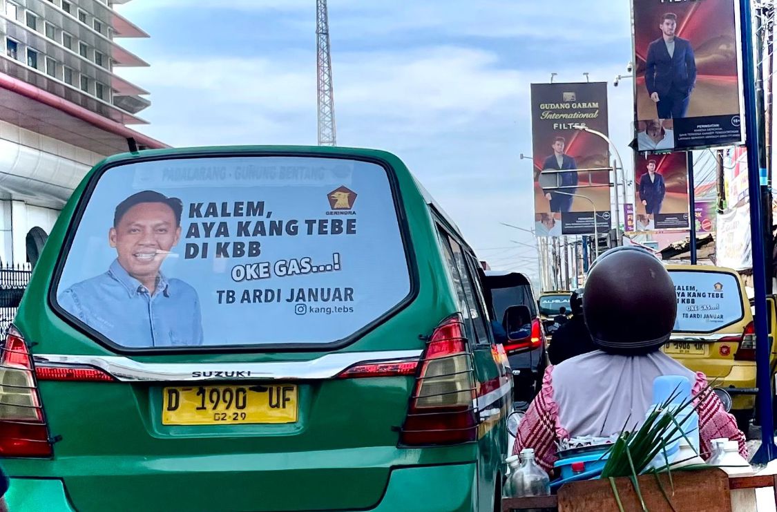 Ilustrasi. Keca angkot bagian belakang di Padalarang, Bandung Barat ditempeli stiker. Dok Jabar Ekspres