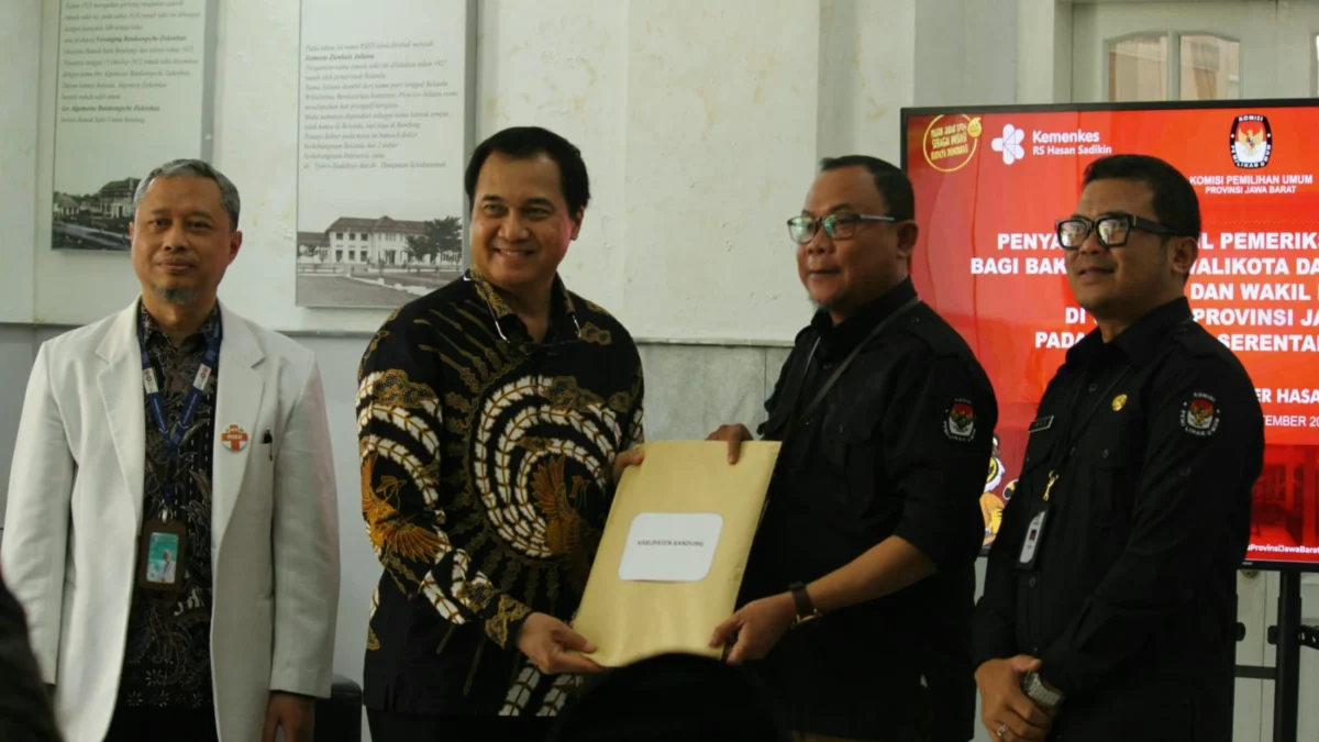 Dirut RSHS Bandung Rachim Dinata Marsidi (dua dari kiri) saat penyerahan hasil tes kesehatan bacalon kepala daerah, Rabu (4/9).