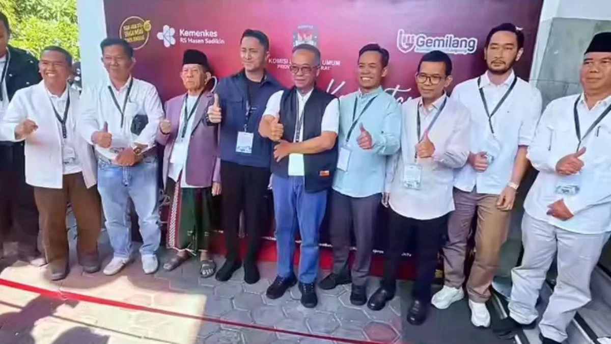 Lima bakal pasangan calon bupati dan wakil bupati Bandung Barat berfoto usai menjalani tes kesehatan. (Dok. Jabar Ekspres)