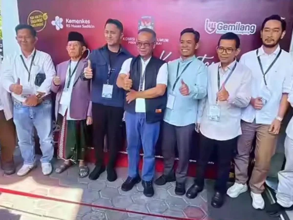 Lima bakal pasangan calon bupati dan wakil bupati Bandung Barat berfoto usai menjalani tes kesehatan. (Dok. Jabar Ekspres)