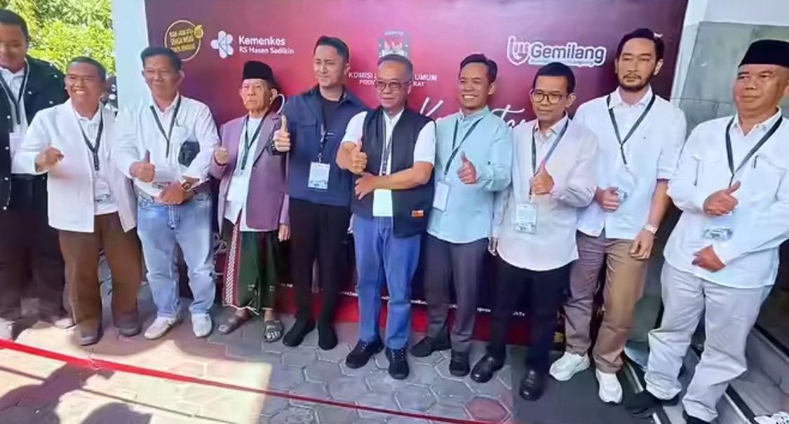 Lima bakal pasangan calon bupati dan wakil bupati Bandung Barat berfoto usai menjalani tes kesehatan. (Dok. Jabar Ekspres)