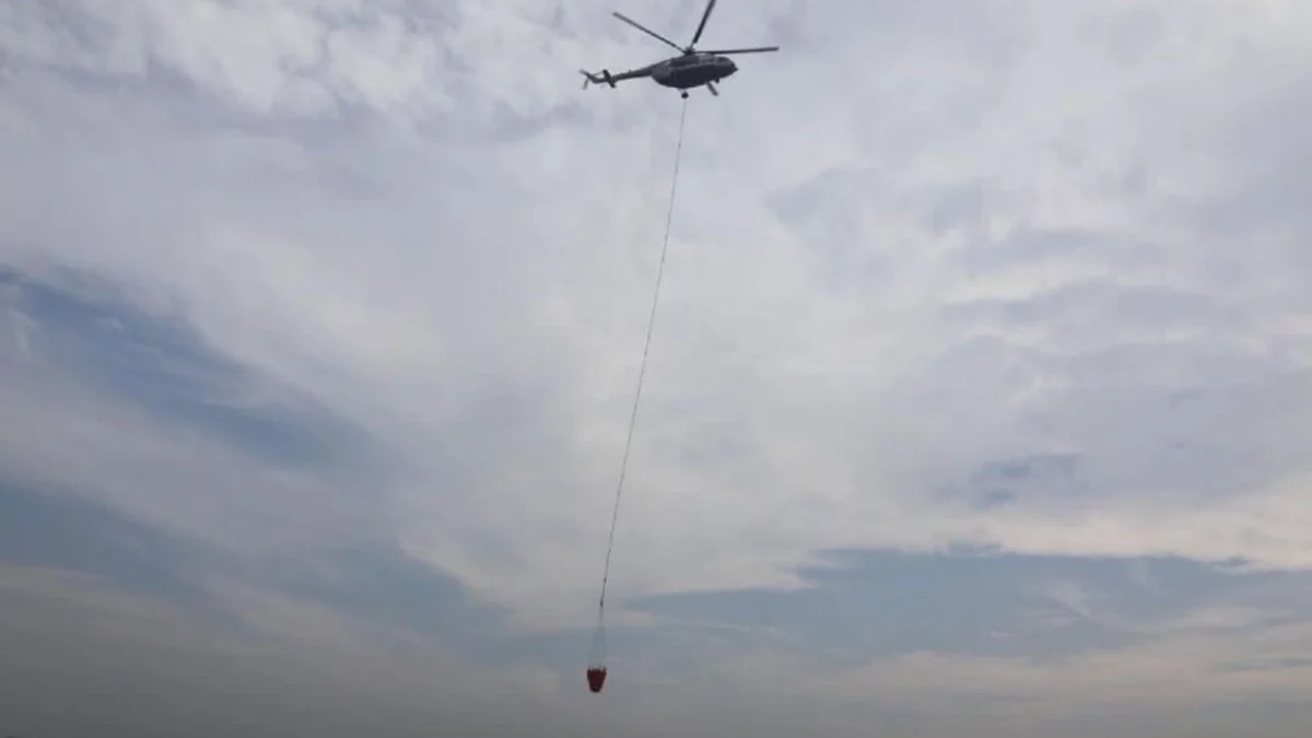 Ilustrasi water bombing. Pemkab Bandung Barat minta bantuan BNPB agar menerjunkan helikopter padamkan Karhutla di Gunung Tangkuban Parahu. Dok instagram bnpb_indonesia