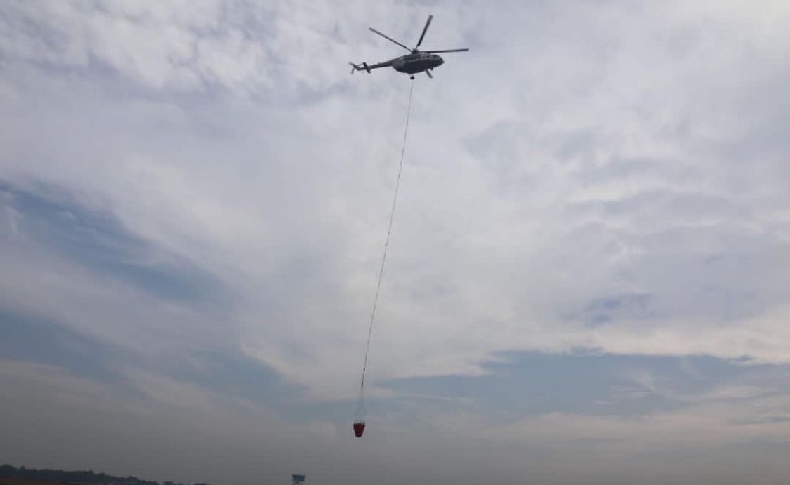 Ilustrasi water bombing. Pemkab Bandung Barat minta bantuan BNPB agar menerjunkan helikopter padamkan Karhutla di Gunung Tangkuban Parahu. Dok instagram bnpb_indonesia