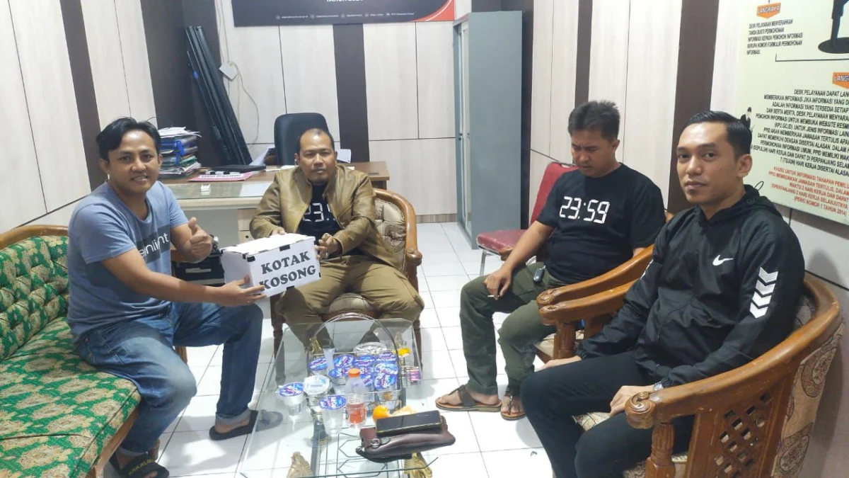 Relawan kotak kosong saat mendatangi kantor KPU Ciamis Jawa Barat, Rabu 4 September 2024 malam. Relawan ini lahir karena hanya satu Paslon yang mendaftar ke KPU di Pilkada Ciamis tahun 2024. (Istimewa)