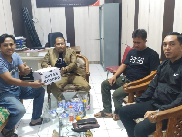 Relawan kotak kosong saat mendatangi kantor KPU Ciamis Jawa Barat, Rabu 4 September 2024 malam. Relawan ini lahir karena hanya satu Paslon yang mendaftar ke KPU di Pilkada Ciamis tahun 2024. (Istimewa)