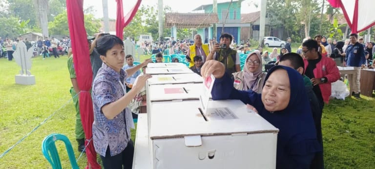 Ist. Antuasias warga saat pencoblosan di pileg dan pilpres kemarin. Dok Jabar Ekpres.