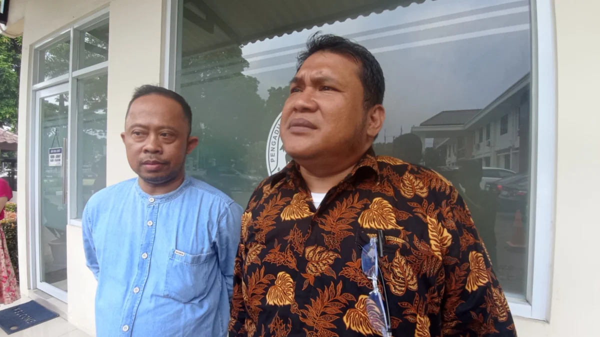 Didin Solehudin (Kiri) didampingi kuasa hukumnya Tomson (kanan) saat memberikan keterangan kepada media. Foto : Sandika Fadilah /Jabarekspres.com