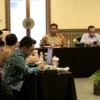 Ketua Aspenda Agus Subrata (dua dari kanan) saat Raker Aspenda di Kota Bandung, Kamis (5/9).