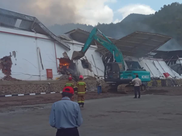 Kebakaran hebat yang menghanguskan gudang kapas milik PT Kewalram 2, berlokasi di Dusun Cikadaton, Desa Cikahuripan, Kecamatan Cimanggung, Kabupaten Sumedang. (Yanuar/Jabar Ekspres)