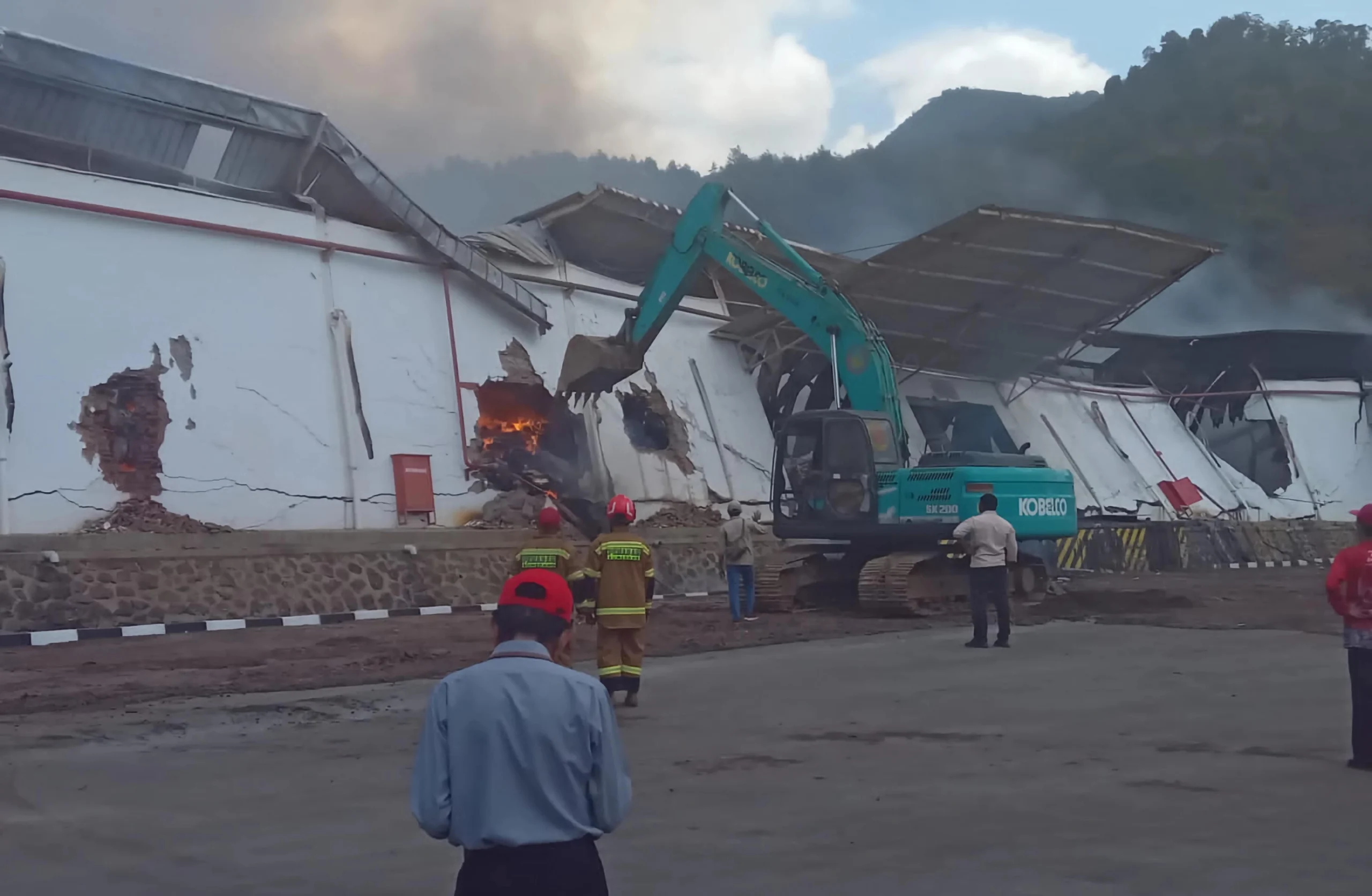 Kebakaran hebat yang menghanguskan gudang kapas milik PT Kewalram 2, berlokasi di Dusun Cikadaton, Desa Cikahuripan, Kecamatan Cimanggung, Kabupaten Sumedang. (Yanuar/Jabar Ekspres)