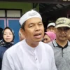 Dedi Mulyadi saat mengunjungi warga di Cijulang Wetan, Desa Cijulang, Kecamatan Cihaurbeuti, Kabupaten Ciamis, pada Kamis 5 September 2024. (Cecep Herdi/Jabar Ekspres)