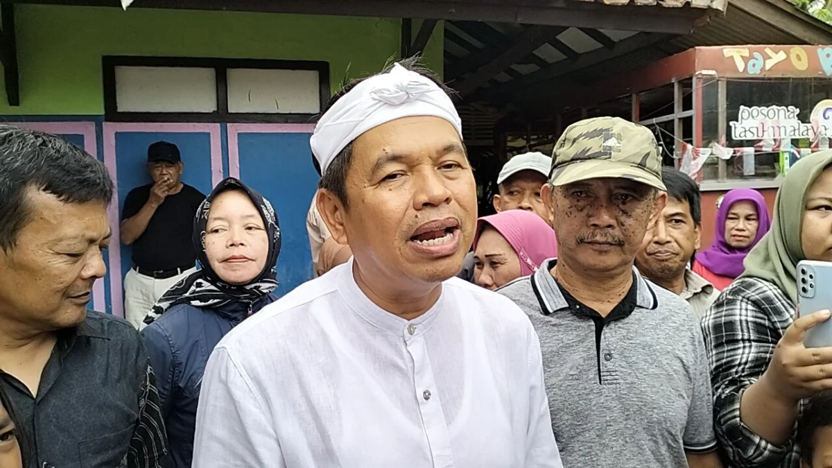 Dedi Mulyadi saat mengunjungi warga di Cijulang Wetan, Desa Cijulang, Kecamatan Cihaurbeuti, Kabupaten Ciamis, pada Kamis 5 September 2024. (Cecep Herdi/Jabar Ekspres)