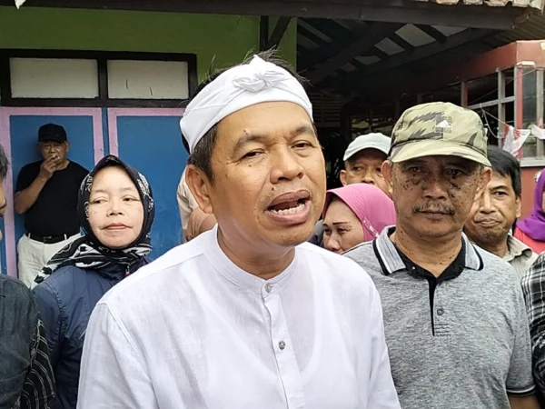 Dedi Mulyadi saat mengunjungi warga di Cijulang Wetan, Desa Cijulang, Kecamatan Cihaurbeuti, Kabupaten Ciamis, pada Kamis 5 September 2024. (Cecep Herdi/Jabar Ekspres)