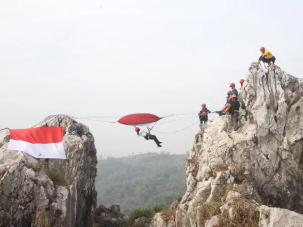 Tebing Hawu Pabeasan di kawasan Karst Citatah, Padalarang, Bandung Barat. Dok instagram (tebinghawu_official)