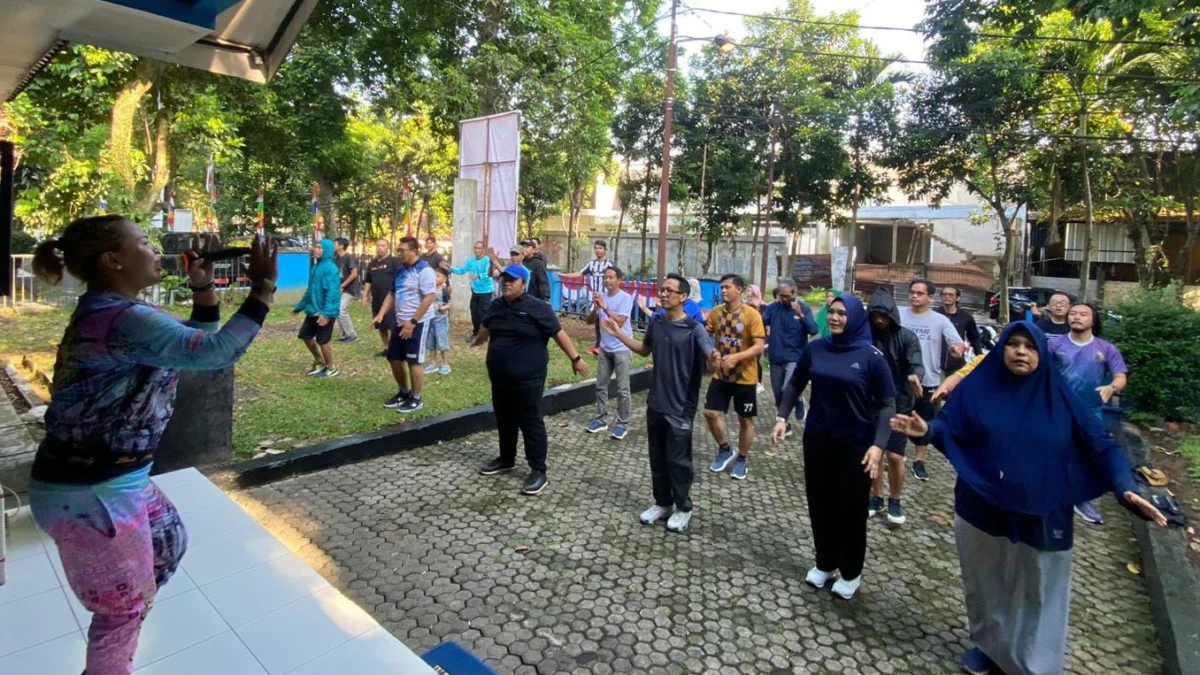 PWI Kota Bogor saat menggelar Jum'at Sehat bersama puluhan wartawan dan Dirut Perumda Tirta Pakuan, Rino Indira Gusniawan, Jum'at (6/9). (Yudha Prananda / Jabar Ekspres)