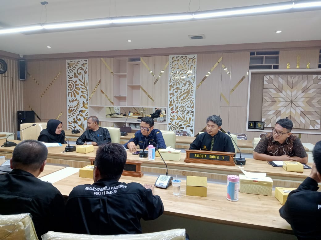 Pertemuan LSM PEMUDA ke DPRD Provinsi Jawa Barat, menyoroti proyek gedung kebugaran.