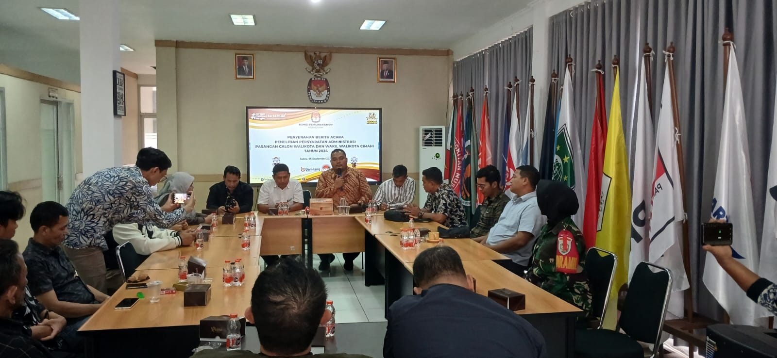 Doc. Penyerahan Berita Acara Penelitian Persyaratan Administrasi Pasangan Calon di kantor KPU Cimahi (mong)