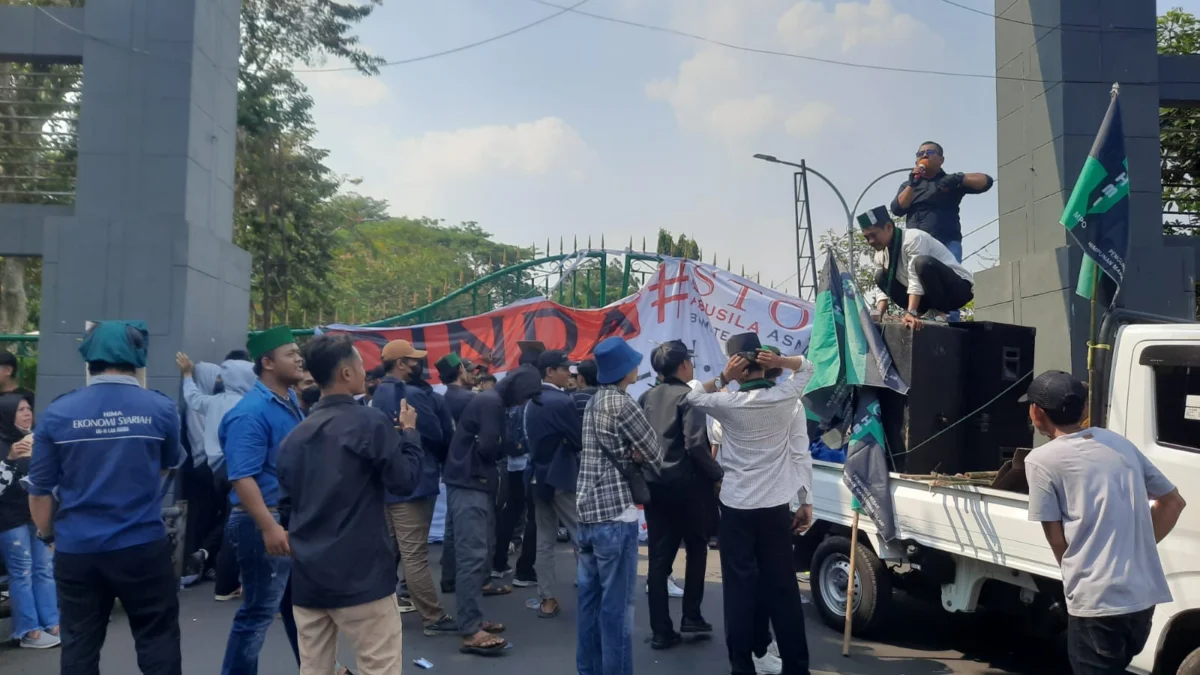 Mahasiswa dan Pedagang Puncak Tuntut Keadilah Kinerja Pemkab Bogor Hingga Okum Pol PP Minta Jatah. (Sandika Fadilah/Jabar Ekspres)