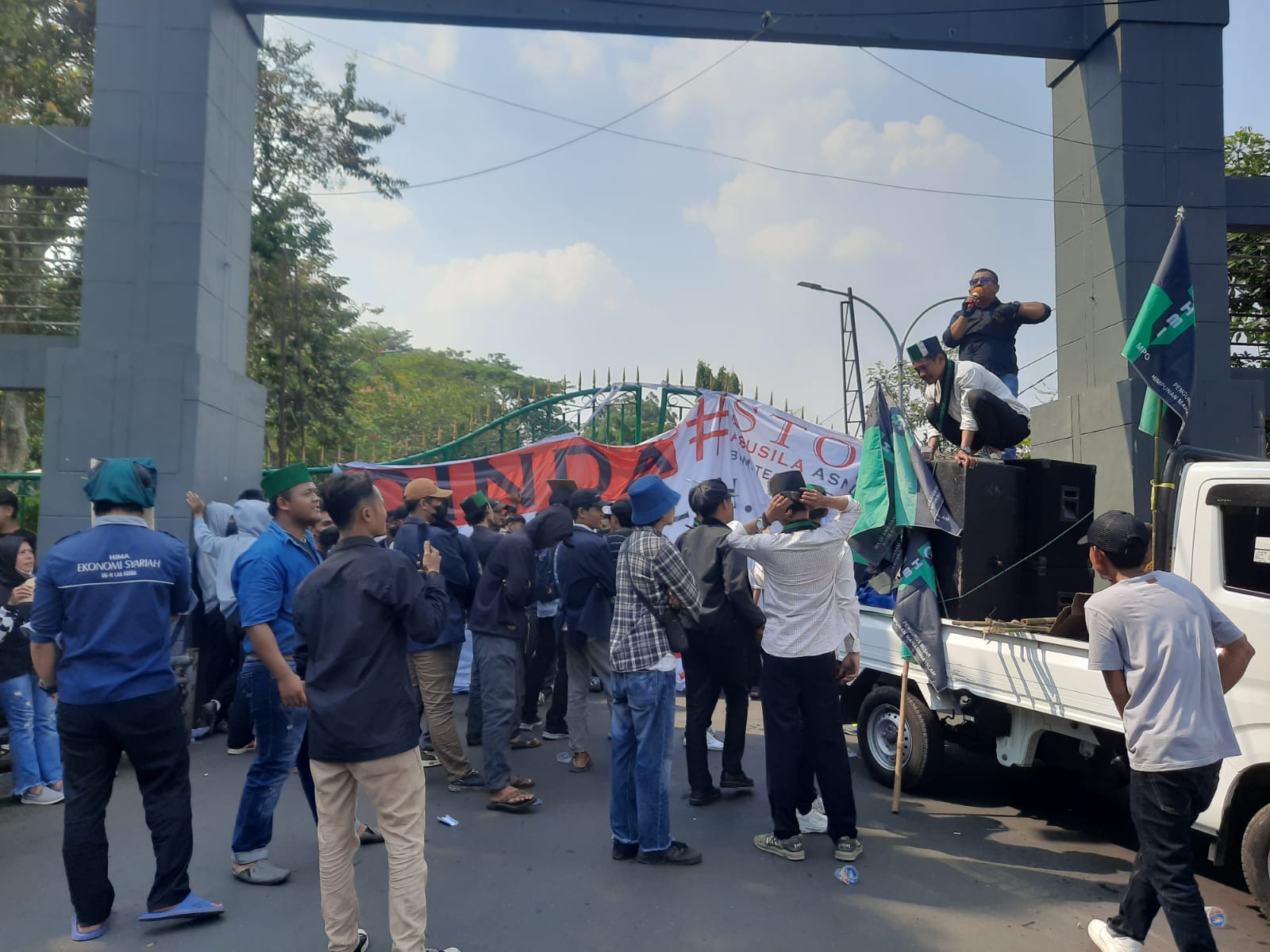 Mahasiswa dan Pedagang Puncak Tuntut Keadilah Kinerja Pemkab Bogor Hingga Okum Pol PP Minta Jatah. (Sandika Fadilah/Jabar Ekspres)