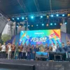 Kepala Perwakilan Bank Indonesia Tasikmalaya Laura Rulida ESP, PJ Wali Kota Tasikmalaya Cheka Virgowansyah bersama jajaran Forkompida Kota Tasikmalaya, Perwakilan Pemerintah Daerah Provinsi Jawa Barat foto bersama saat pembukaan di FES x CBP Funtastic 2024 di Alun-Alun Dadaha Kota Tasikmalaya, 6 September 2024.