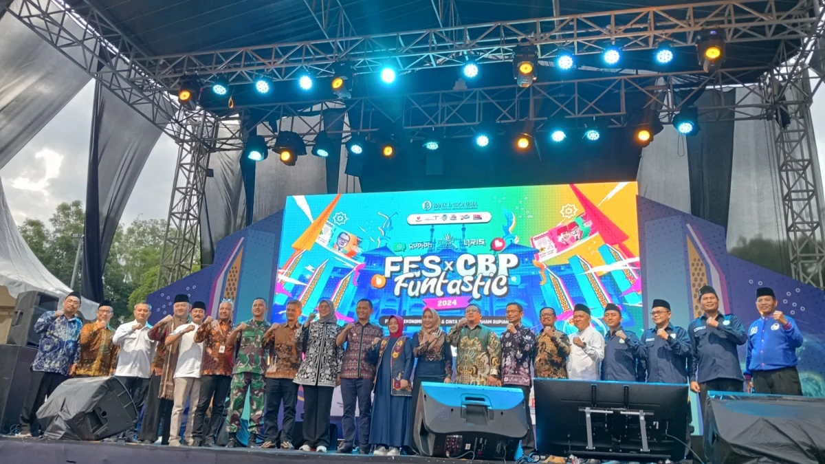 Kepala Perwakilan Bank Indonesia Tasikmalaya Laura Rulida ESP, PJ Wali Kota Tasikmalaya Cheka Virgowansyah bersama jajaran Forkompida Kota Tasikmalaya, Perwakilan Pemerintah Daerah Provinsi Jawa Barat foto bersama saat pembukaan di FES x CBP Funtastic 2024 di Alun-Alun Dadaha Kota Tasikmalaya, 6 September 2024.