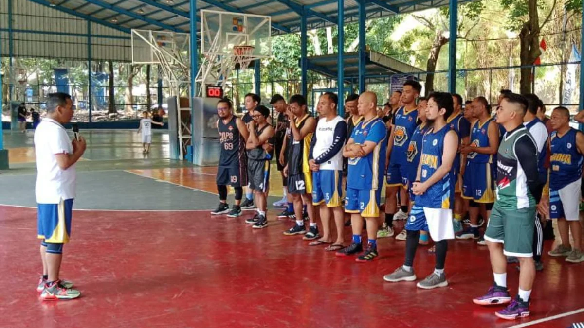 Kadishub Kota Bogor, Marse Hendra Saputra saat membuka turnamen basket di lapangan semi indoor GOR Pajajaran, Sabtu (7/9). (Yudha Prananda / Jabar Ekspres)