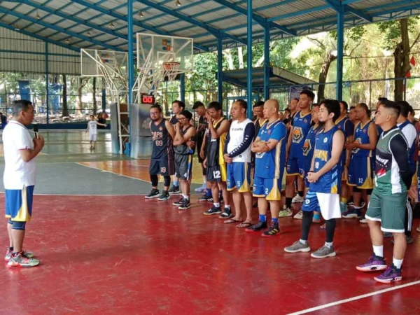 Kadishub Kota Bogor, Marse Hendra Saputra saat membuka turnamen basket di lapangan semi indoor GOR Pajajaran, Sabtu (7/9). (Yudha Prananda / Jabar Ekspres)