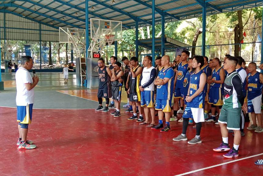 Kadishub Kota Bogor, Marse Hendra Saputra saat membuka turnamen basket di lapangan semi indoor GOR Pajajaran, Sabtu (7/9). (Yudha Prananda / Jabar Ekspres)