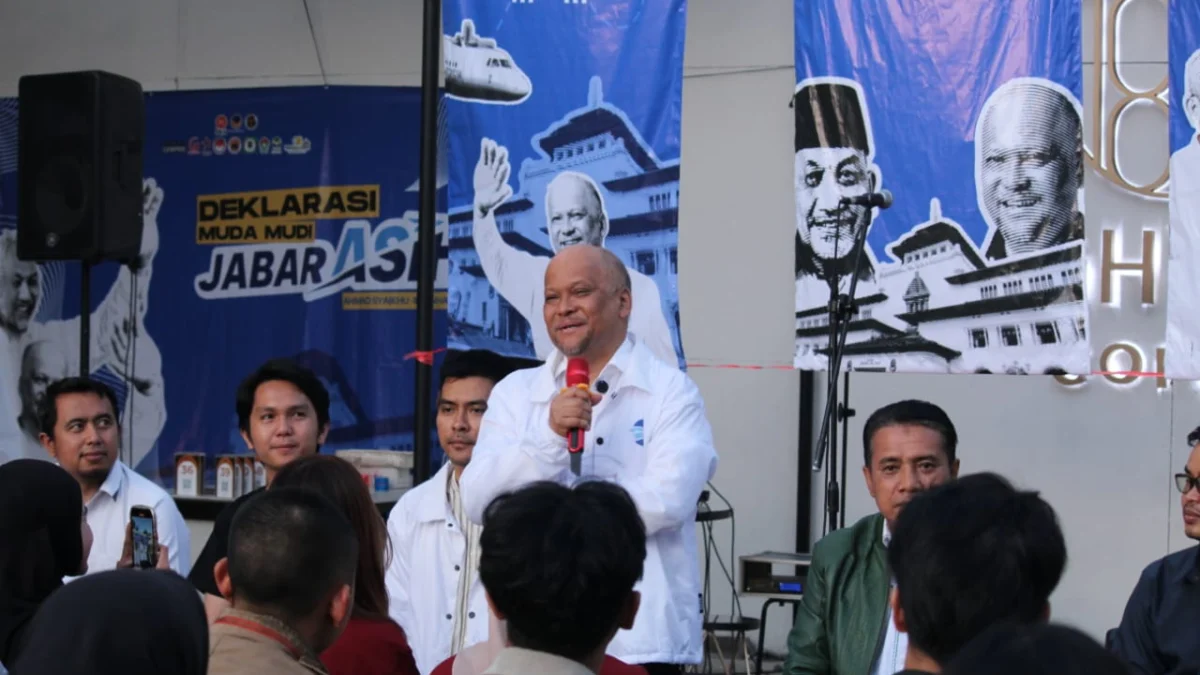 Ahmad Syaikhu dan Ilham Habibie saat menyapa muda - mudi di Kota Bandung, Sabtu (7/9).