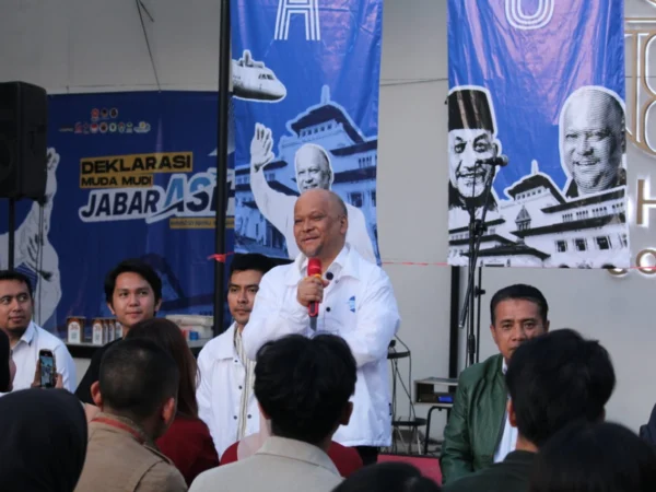 Ahmad Syaikhu dan Ilham Habibie saat menyapa muda - mudi di Kota Bandung, Sabtu (7/9).