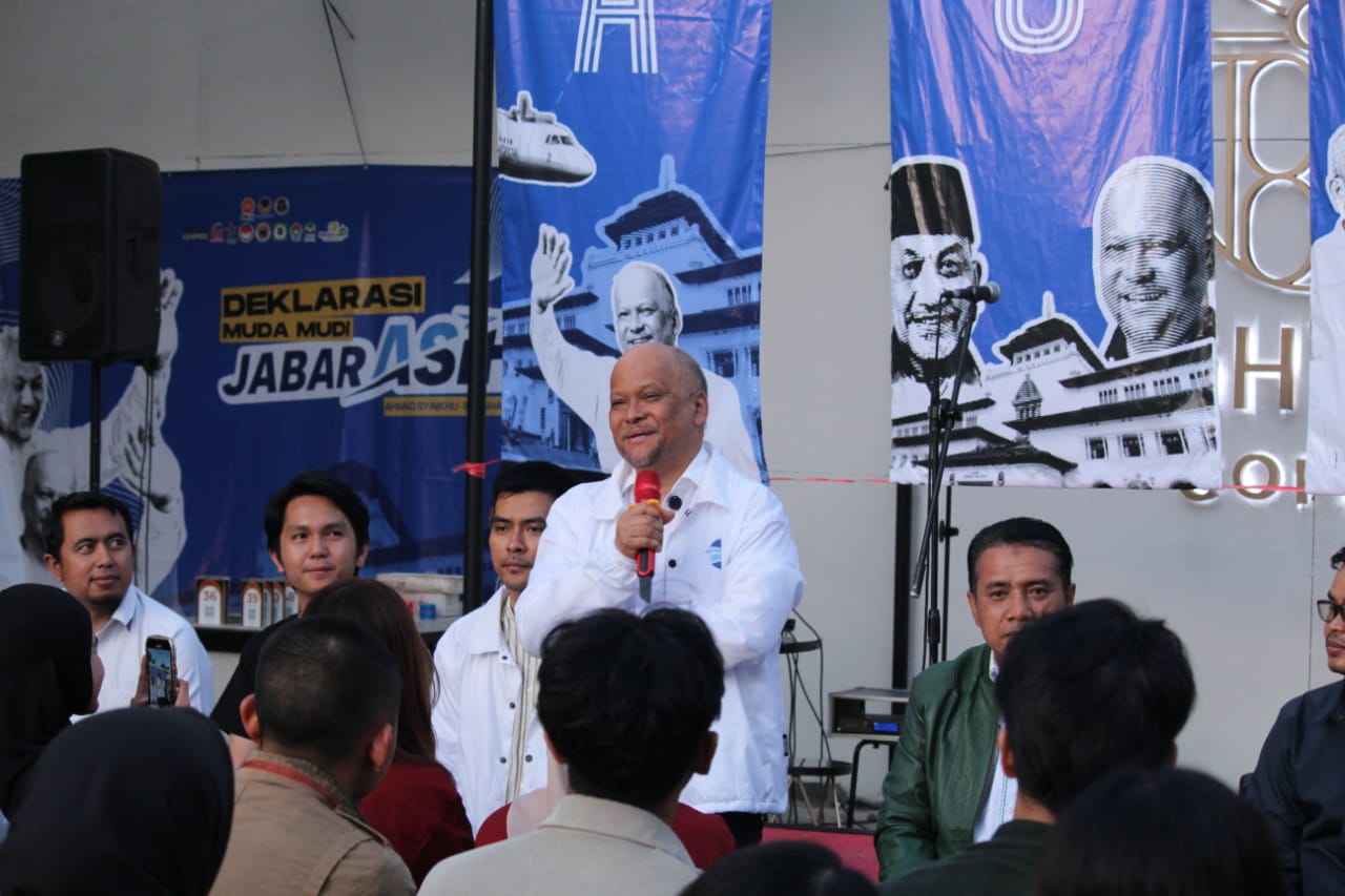 Ahmad Syaikhu dan Ilham Habibie saat menyapa muda - mudi di Kota Bandung, Sabtu (7/9).