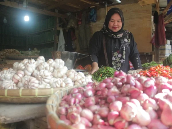 Harga bawang putih mulai alami kenaikan harga di Pasar Kosambi Kota Bandung (Sadam / JE)