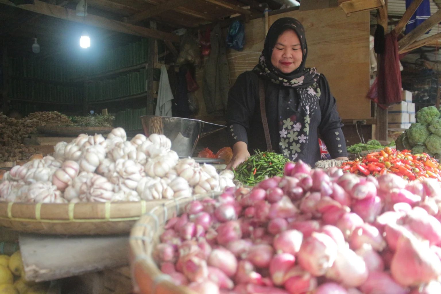 Harga bawang putih mulai alami kenaikan harga di Pasar Kosambi Kota Bandung (Sadam / JE)