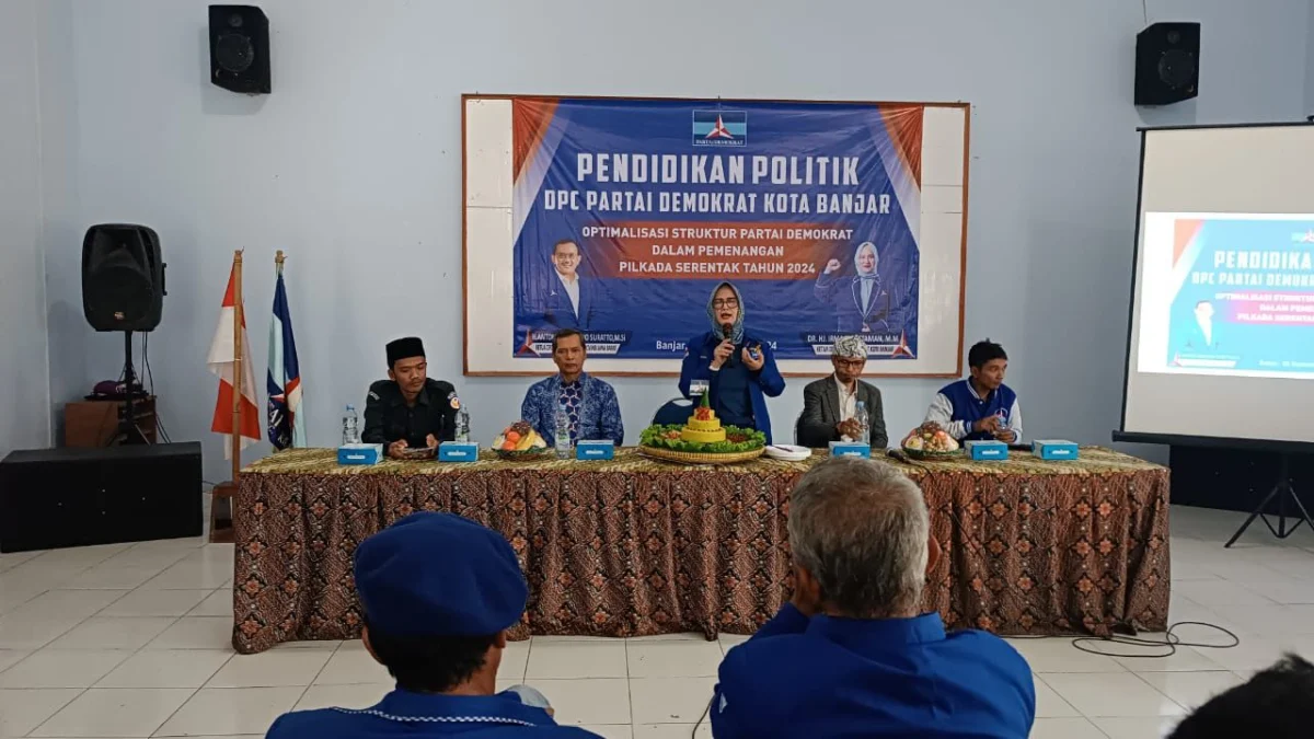 Ketua DPC Partai Demokrat Irma D Bastaman saat memberikan sambutan dalam pendidikan politik untuk memenangkan Pilkada serentak di Kota Banjar, 9 September 2024. (Cecep Herdi/Jabar Ekspres)