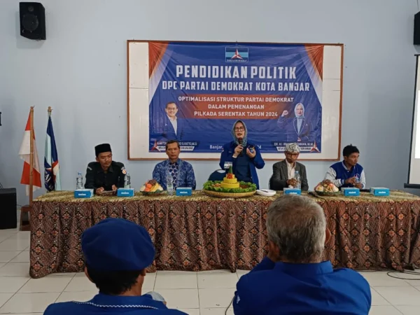 Ketua DPC Partai Demokrat Irma D Bastaman saat memberikan sambutan dalam pendidikan politik untuk memenangkan Pilkada serentak di Kota Banjar, 9 September 2024. (Cecep Herdi/Jabar Ekspres)