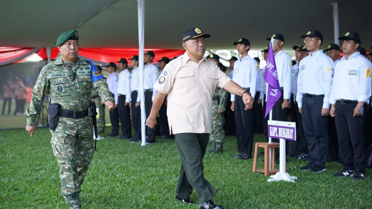 Rektor Universitas Pakuan Bogor Prof. Didik Notosudjono saat meninjau kegiatan pembinaan kesadaran bela negara. Foto : Sandika Fadilah/Jabarekspres.com