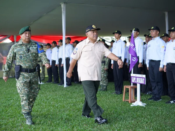 Rektor Universitas Pakuan Bogor Prof. Didik Notosudjono saat meninjau kegiatan pembinaan kesadaran bela negara. Foto : Sandika Fadilah/Jabarekspres.com