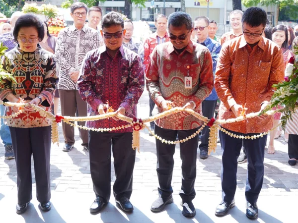 (KI-KA) Ibu Inawaty Handojo - Komisaris Utama Independen Bank INA, ⁠ Muslimin Anwar- Deputi Kepala Perwakilan Bank Indonesia Prov. Jawa Barat, Misran Pasaribu - ⁠Direktur Pengawasan Lembaga Jasa Keuangan OJK Prov. Jawa Barat. Yulius Purnama Junaedi - Wakil Direktur Utama Bank INA di acara pembukaan Kantor Cabang Dago Bandung.