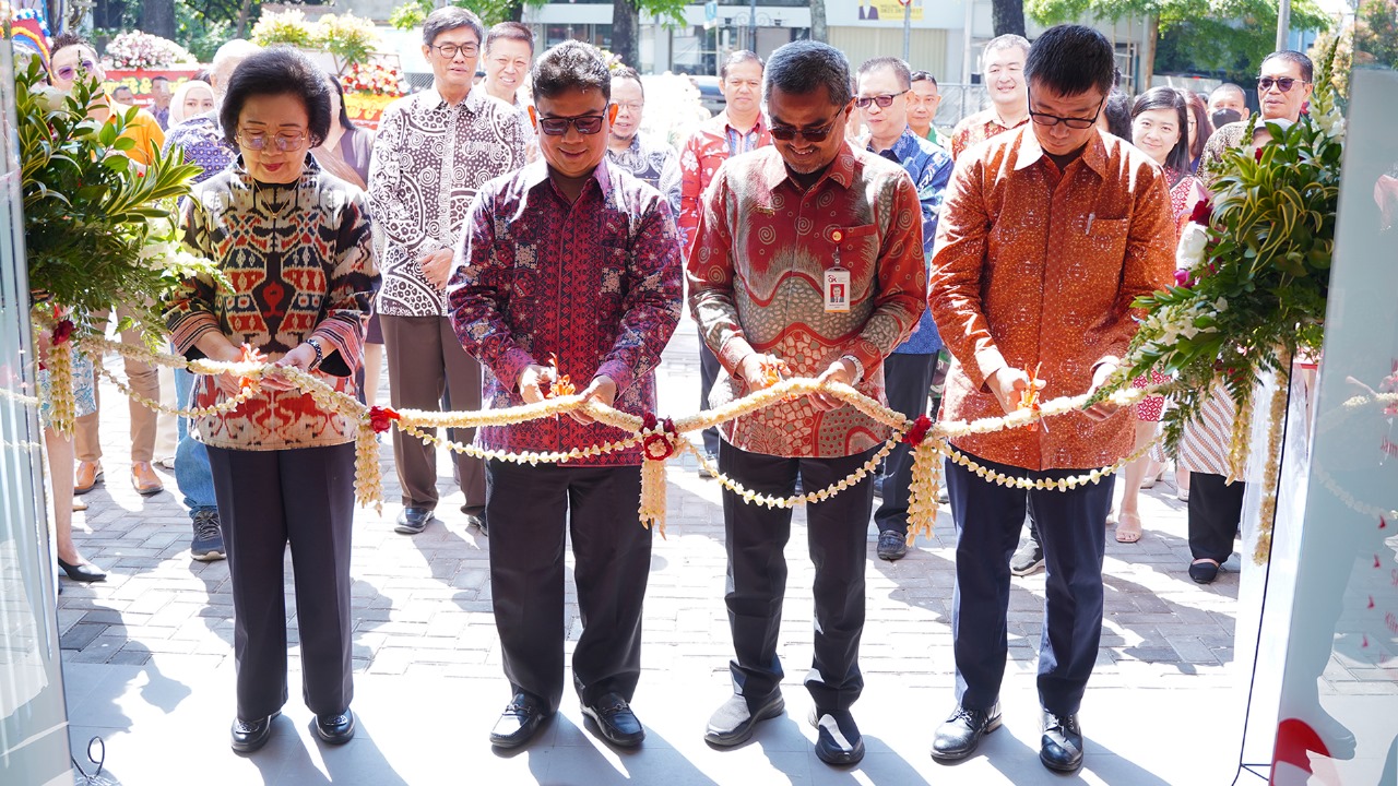 (KI-KA) Ibu Inawaty Handojo - Komisaris Utama Independen Bank INA, ⁠ Muslimin Anwar- Deputi Kepala Perwakilan Bank Indonesia Prov. Jawa Barat, Misran Pasaribu - ⁠Direktur Pengawasan Lembaga Jasa Keuangan OJK Prov. Jawa Barat. Yulius Purnama Junaedi - Wakil Direktur Utama Bank INA di acara pembukaan Kantor Cabang Dago Bandung.